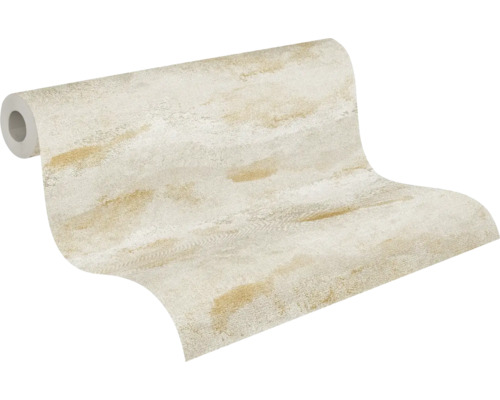 Delvis utrullad non-woven tapet med strukturerad yta i ljusa jordtoner och stenlook.