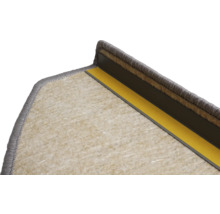 Detaljvy av undersidan på en trappstegsmatta med självhäftande tejp och plastvinkel för montering på trappkanten.