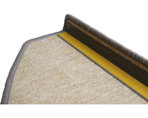 Detaljvy av undersidan på en trappstegsmatta med självhäftande tejp och plastvinkel för montering på trappkanten.