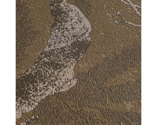Närbild av en strukturerad non-woven tapet med glimrande abstrakt mönster.