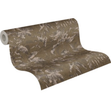 Non-woven tapet med botaniskt bladmönster i brunt och beige, lätt strukturerad yta.
