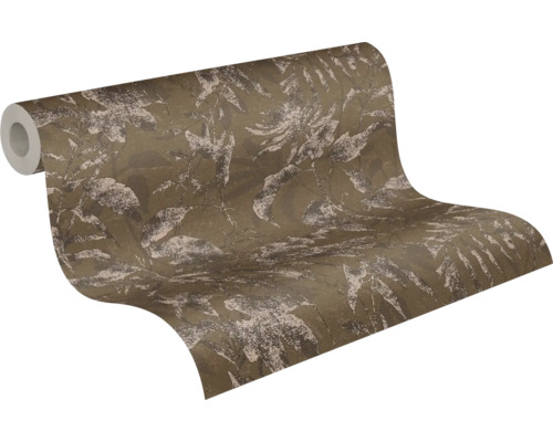 Non-woven tapet med botaniskt bladmönster i brunt och beige, lätt strukturerad yta.