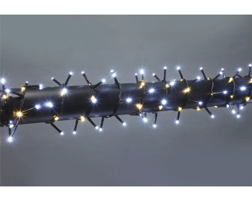 LED-ljusslinga av clustertyp med många små ljuspunkter lindad runt ett rör.