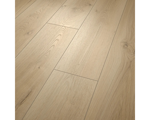 Laminatgolv i ljus ekimitation med naturlig träådring och plankstruktur.