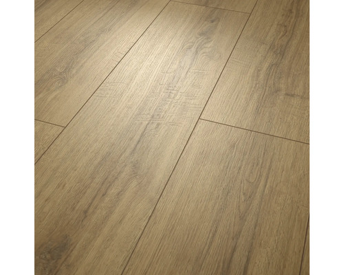 Laminatgolv med trästruktur och synliga ådringar i plankdesign
