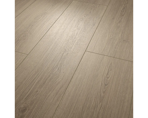 Laminatgolv i ekdekor med naturlig träådring och kännbar ytstruktur.