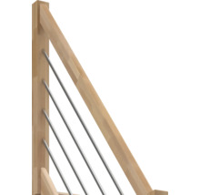 Trappräcke i ljust trä med diagonala rostfria stavar.