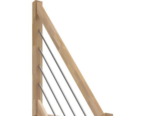 Trappräcke av trä med ledstång och parallella stavar av rostfritt stål.