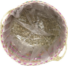 Flätad korg av naturmaterial med plastfolie invändigt, vy uppifrån med handtag på sidorna