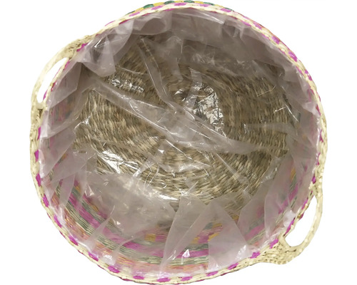 Flätad korg av naturmaterial med plastfolie invändigt, vy uppifrån med handtag på sidorna
