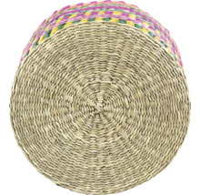 Rund flätad korg av sjögräs med färgad kant och spiralmönster.