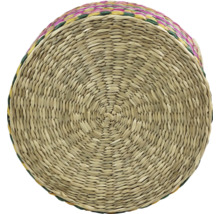 Rund flätad korg av naturmaterial med spiralformad botten.