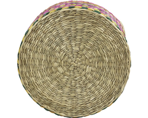 Rund flätad korg av naturmaterial med spiralformad botten.