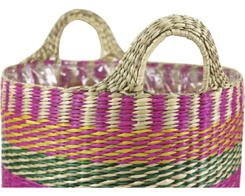 Flätad korg av sjögräs med färgade ränder och två handtag, insidan är klädd med plastfolie.