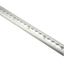 Halvrund surrningsskena av aluminium med förborrade hål för lastsäkring.