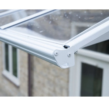 Detalj av ett vitt altantak i aluminium med transparenta paneler.