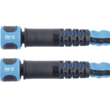 Två for_q trädgårdsslangskopplingar i plast i blått och svart med flexibel textilslang, for_q Logo.