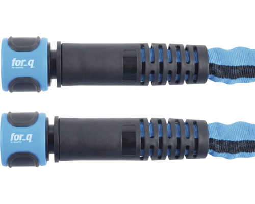 Två for_q trädgårdsslangskopplingar i plast i blått och svart med flexibel textilslang, for_q Logo.