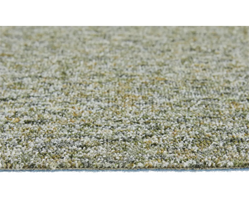 Närbild på texturen av en melerad matta med kort lugg i grönt och beige.
