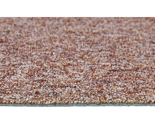 Melerad öglematta i brunt och beige med en strukturerad yta.
