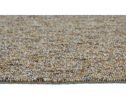 Detaljbild av en öglad heltäckningsmatta med melerad brun och beige struktur.