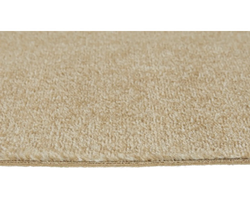 Närbild av en mjuk beige heltäckningsmatta med en synlig kant.