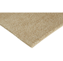 Beige heltäckningsmatta med mjuk, strukturerad yta och synlig baksida.