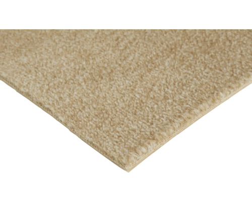 Beige heltäckningsmatta med mjuk, strukturerad yta och synlig baksida.