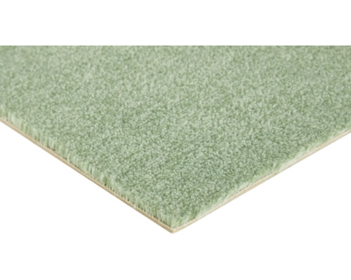 Närbild på en mjuk, grön matta med hög lugg och tät, fluffig textur.
