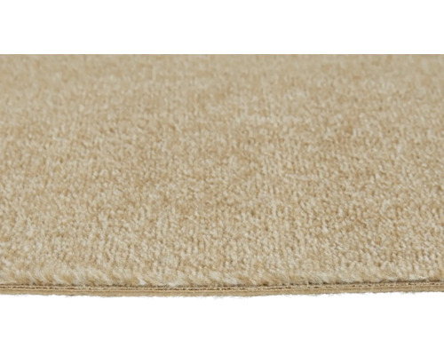 Närbild av en beige heltäckningsmatta med mjuk skuren lugg.
