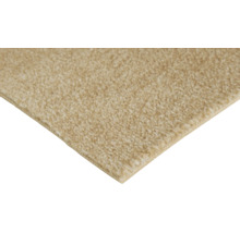 Beige heltäckningsmatta med mjuk lugg och textilbaksida.