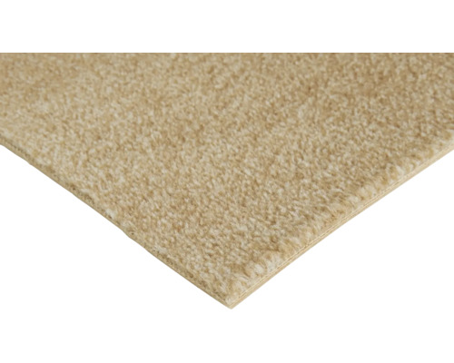 Beige heltäckningsmatta med mjuk lugg och textilbaksida.