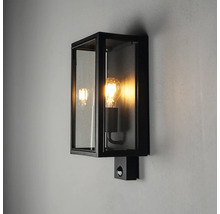 Svart vägglampa i lådform med klart glas och rörelsesensor för utomhusbruk.