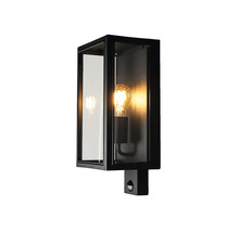 Svart rektangulär utomhusvägglampa av metall och glas med rörelsesensor och lysande ljuskälla.