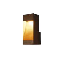 Modern rektangulär utomhusvägglampa i grå betong med varmt ljussken.