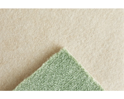 Grön heltäckningsmatta med strukturerad yta och beige filtbaksida. Detaljbild av materialstrukturen.
