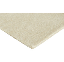 Närbild på en heltäckningsmatta med tät lugg i beige.