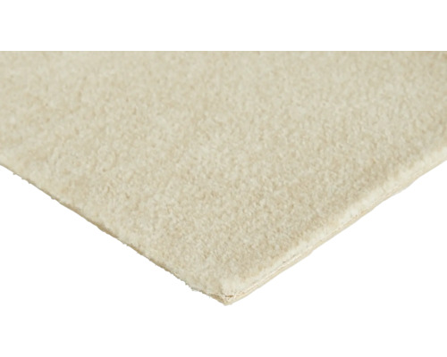 Närbild på en heltäckningsmatta med tät lugg i beige.