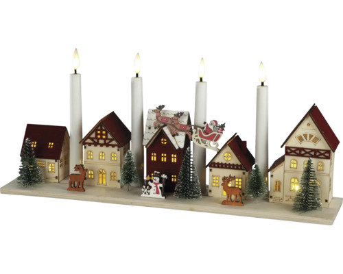 Adventsljusstake i trä med LED, belyst bymotiv, granar, renar och fyra LED-ljus.