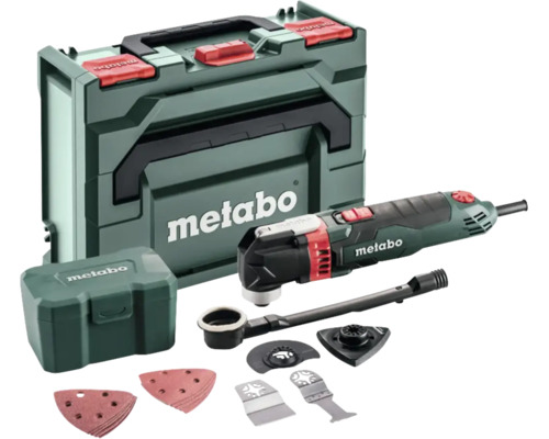 Metabo multiverktygsset med förvaringsväska, tillbehörslåda, slippapper, sågblad och suganslutning.