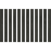 Väggpanel med vertikala lameller av trämaterial i mörk strukturerad design.