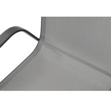 Närbild av en trädgårdsstols sittyta i meshtyg med armstöd av metall.
