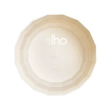 Vy uppifrån av en fasetterad Elho blomkruka i plast med elho Logo i mitten.
