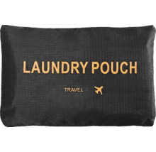 Svart tvättpåse för resor med texten Laundry Pouch och flygplanssymbol.