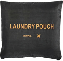Svart tvättpåse för resor i syntetmaterial med texten Laundry Pouch, Travel och en flygplanssymbol.