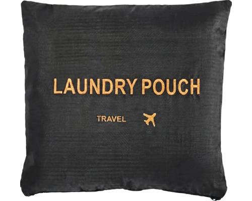 Svart tvättpåse för resor i syntetmaterial med texten Laundry Pouch, Travel och en flygplanssymbol.
