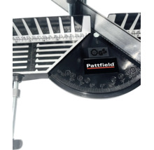 Närbild av en Pattfield gersåg med vinkelskala från 45 till 90 grader, måttskala, Pattfield Logo samt säkerhetsmärkningar från GS och TÜV SÜD.