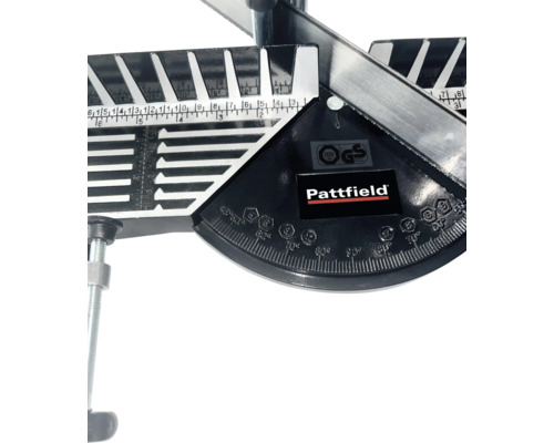 Närbild av en Pattfield gersåg med vinkelskala från 45 till 90 grader, måttskala, Pattfield Logo samt säkerhetsmärkningar från GS och TÜV SÜD.