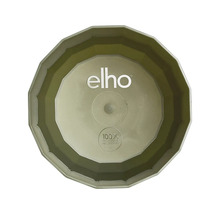 Vy inifrån en facetterad blomkruka med Elho Logo och märkning för 100 procent återvunnet och återvinningsbart material.