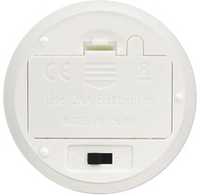 Undersida av en batteridriven enhet med fack för två AA-batterier, strömbrytare för på, av och timer samt märkning för europeisk överensstämmelse.